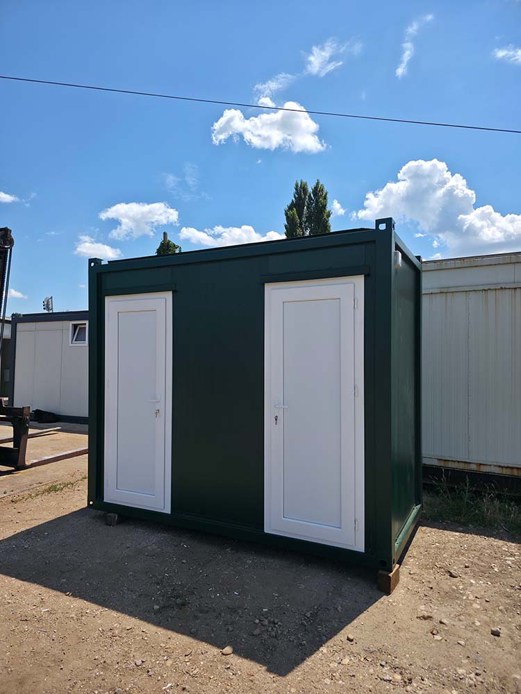 Container-sanitar-verde-toaleta-publica-compartimentat-barbati-femei-doua-usi-albe